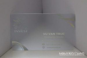 In danh thiếp bằng thẻ nhựa trong suốt