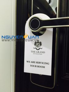 In tag treo, thẻ bài treo phòng, treo cửa