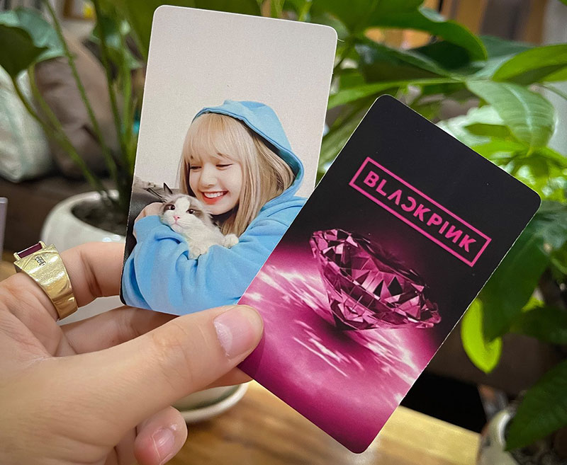 "Card Bo Góc BTS Là Gì?" - Khám Phá Sức Hút Khó Cưỡng Của Photocards Đặc Biệt!