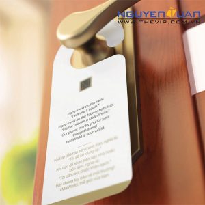 Thẻ treo cửa phòng khách sạn