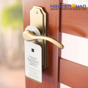 Thẻ treo cửa phòng khách sạn