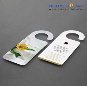 Thẻ treo cửa phòng khách sạn
