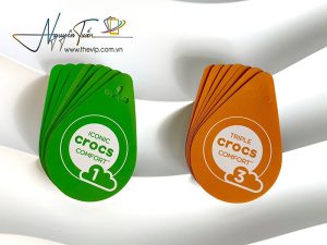 In thẻ nhựa treo (tag treo) theo yêu cầu