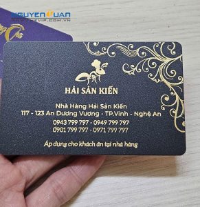 In thẻ nhựa ép kim